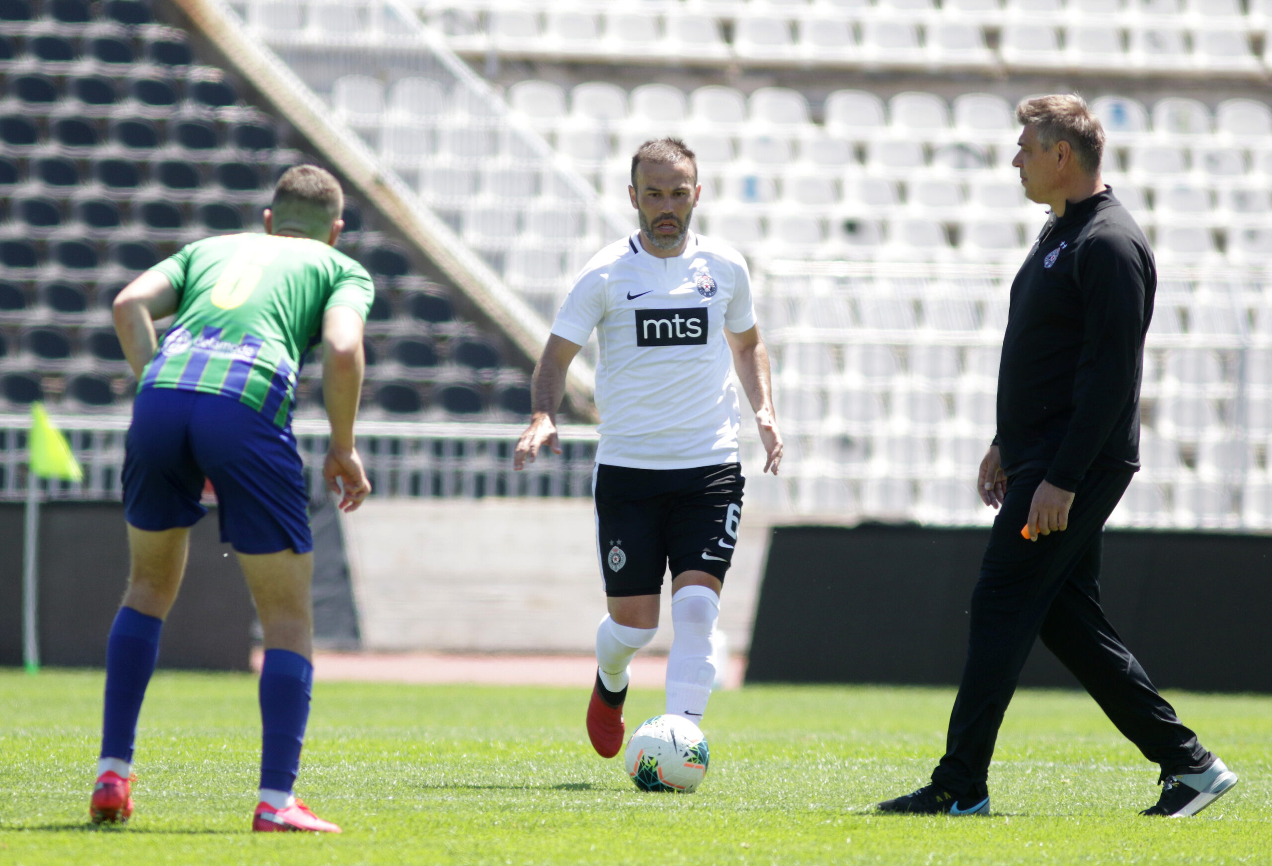 Vlasnik lanca apoteka objavio pesmu za Grobare, Natho gostovao u Partizanovoj kafani (VIDEO) – Bibars Natho Partizan pesma