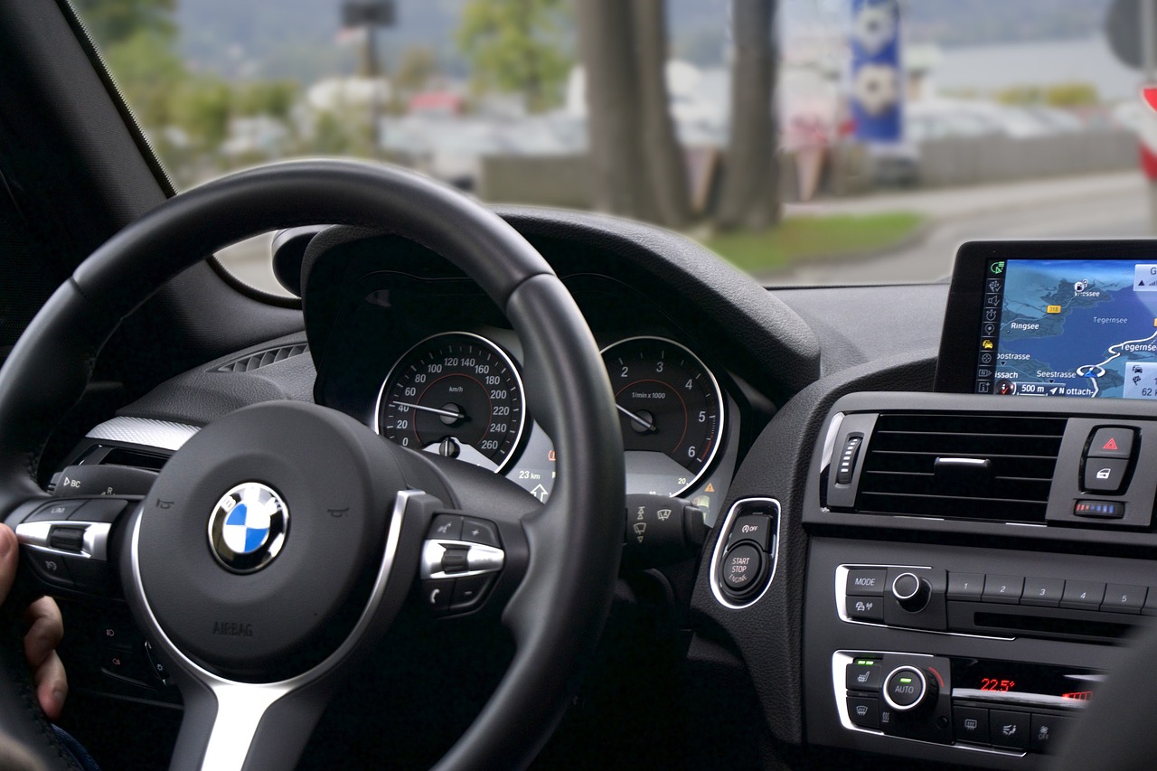 BMW prikazuje Spider-Man reklamu na displejima u vozilima, korisnici zbunjeni novim pristupom – Spider-Man reklama na BMW displejima