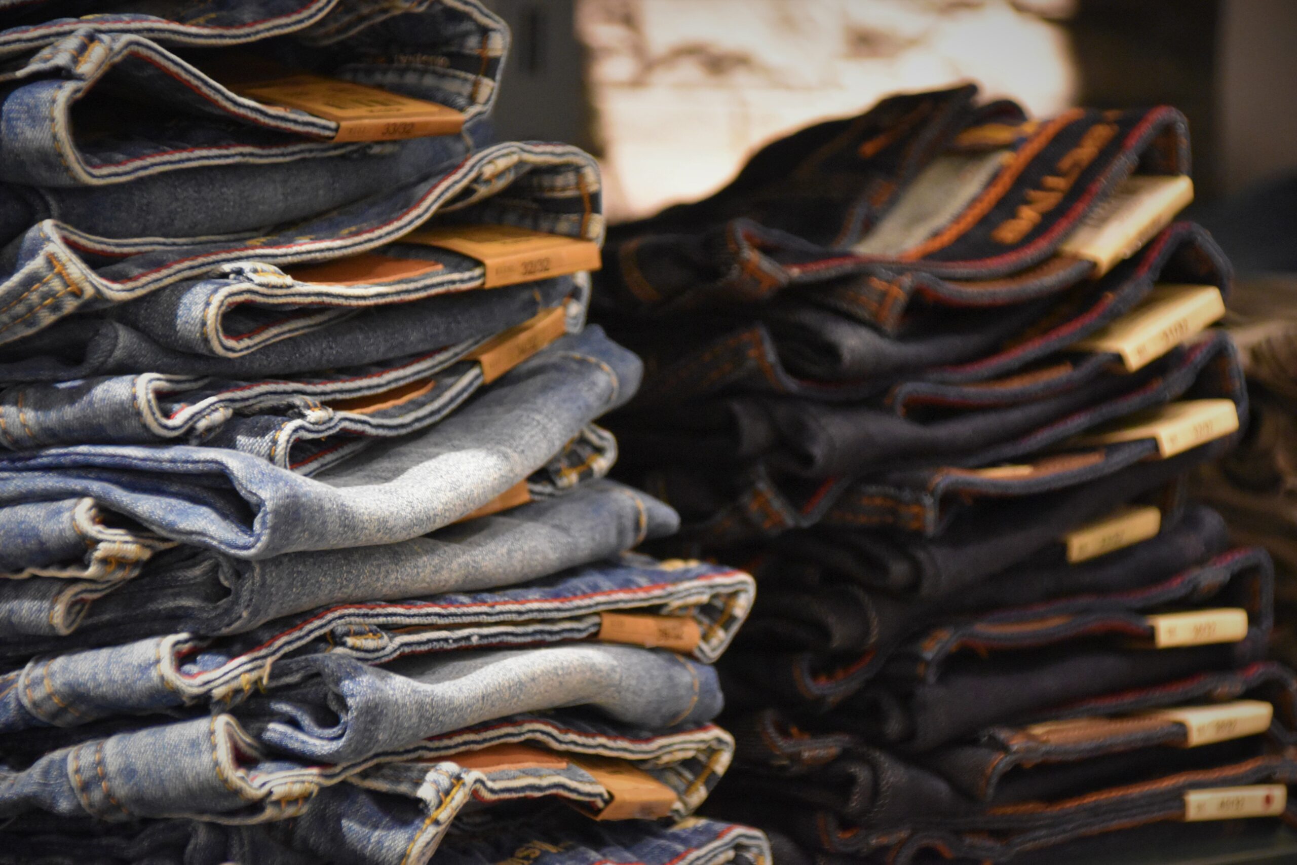 Braon farmerke su modni izbor za jesen: Trend koji osvaja gradove – braon farmerke moda