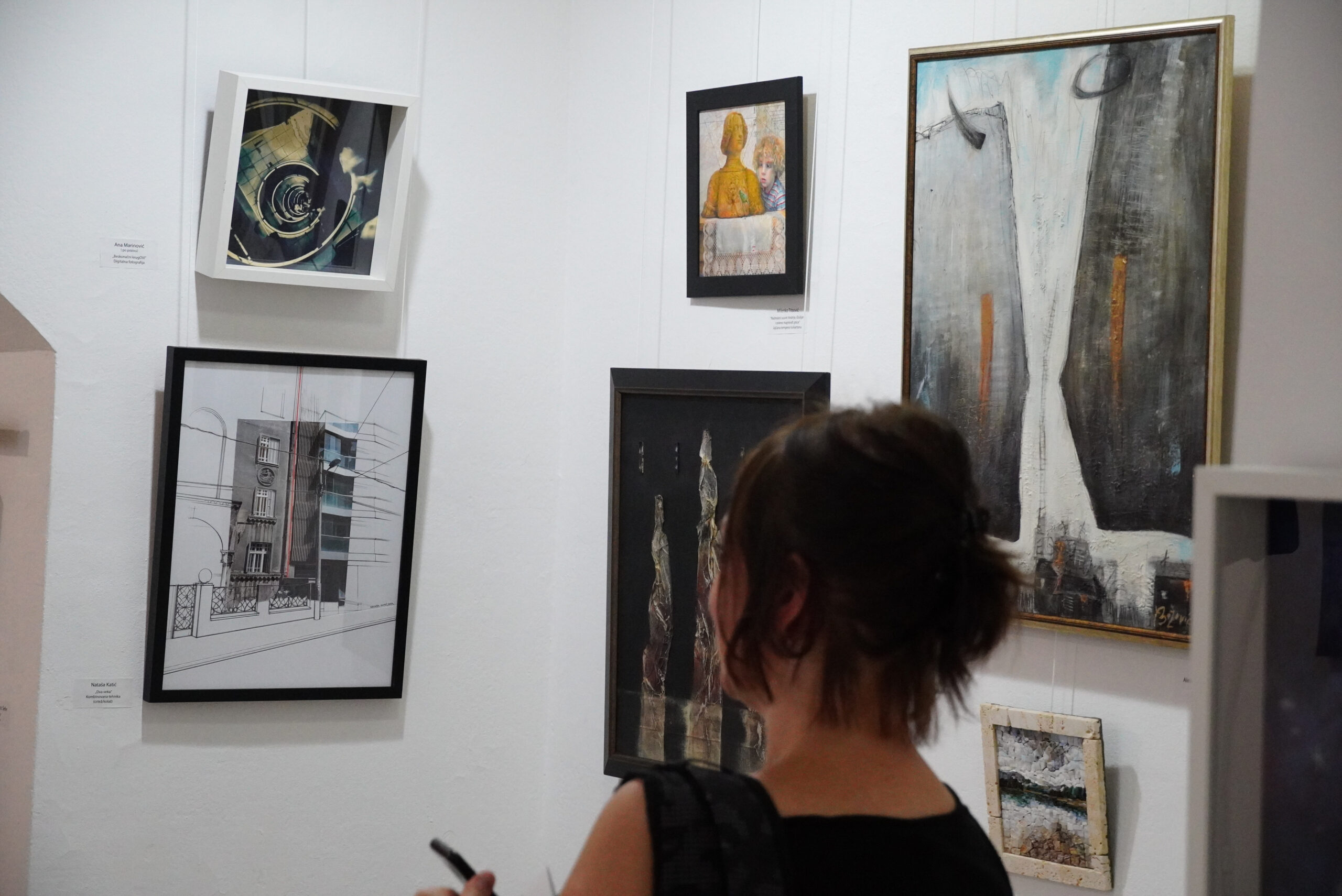 Galerija Singidunum otvorila izložbu o ličnoj i kolektivnoj odgovornosti – izložba Svedoci i učesnici