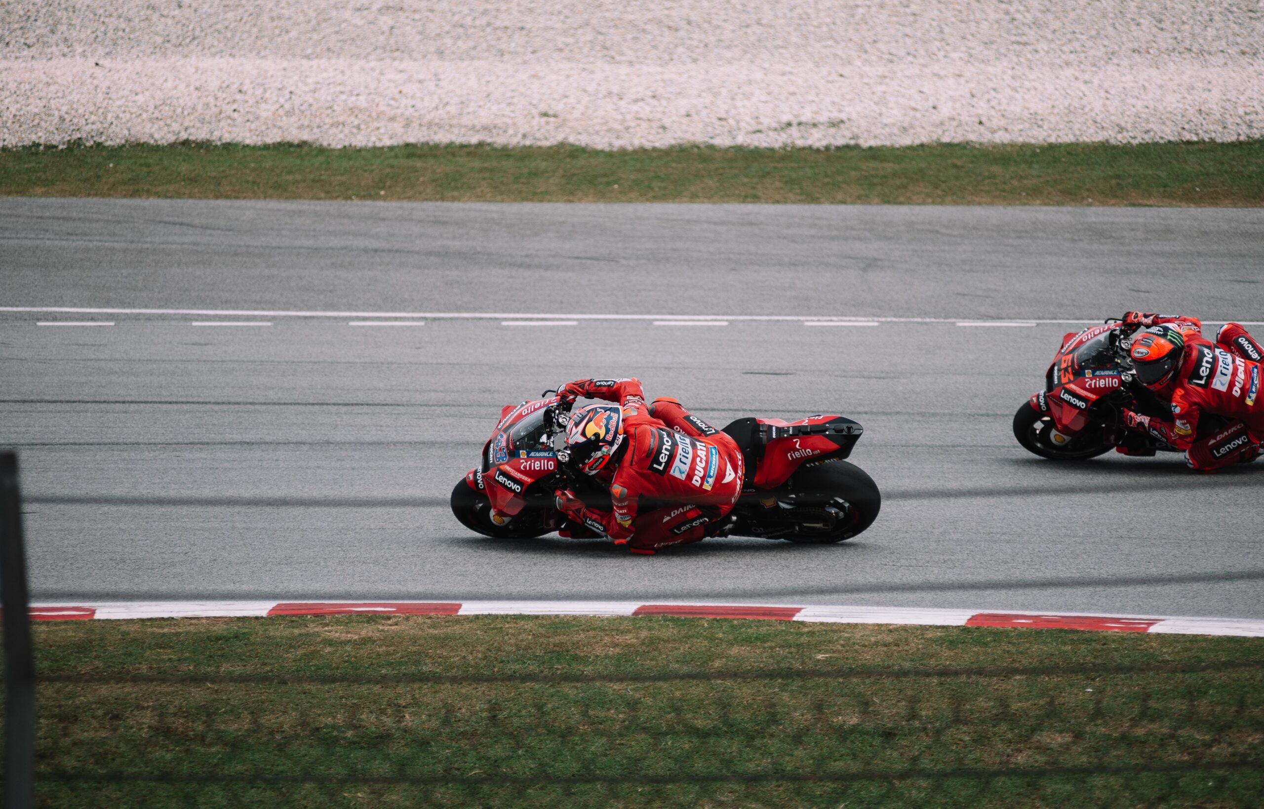 Pol Espargaro menja Maverika Vinjalesa na trci u Silverstonu zbog povrede