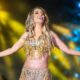 Tejt Mekrej izazvala lavinu komentara nastupom okupana zlatom na festivalu – nastup okupana zlatom