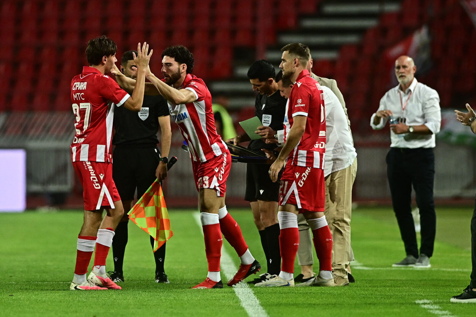 The second leg of the second round of qualifying for the Champions League between FK Crvena zvezda and FK Larne was played at the Rajko Mitic stadium. Revans utakmica drugog kola kvalifikacija za Ligu sampiona izmedju FK Crvena zvezda i FK Larne odigrana je stadionu Rajko Mitic.