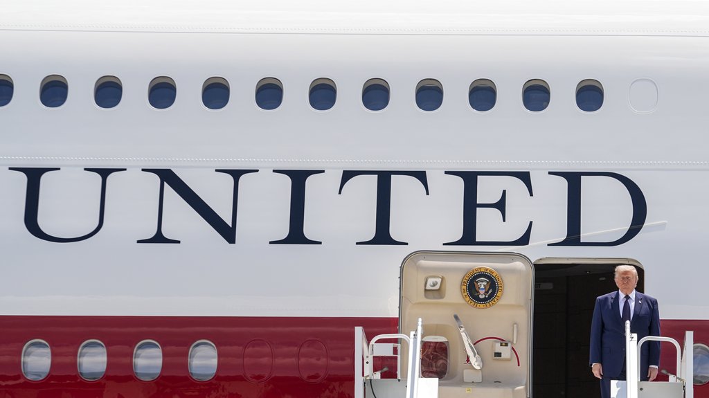 Avion sa putnicima se previše približio predsedničkom helikopteru u kojem je bio Donald Tramp – incident u kojem je avion sa putnicima