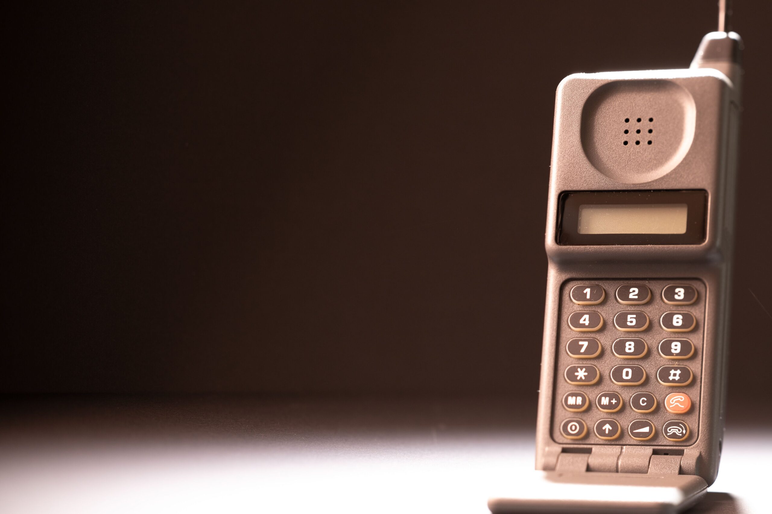 Mladi sve češće zamjenjuju pametne telefone sa 'glupim' telefonima – zamena pametnih telefona