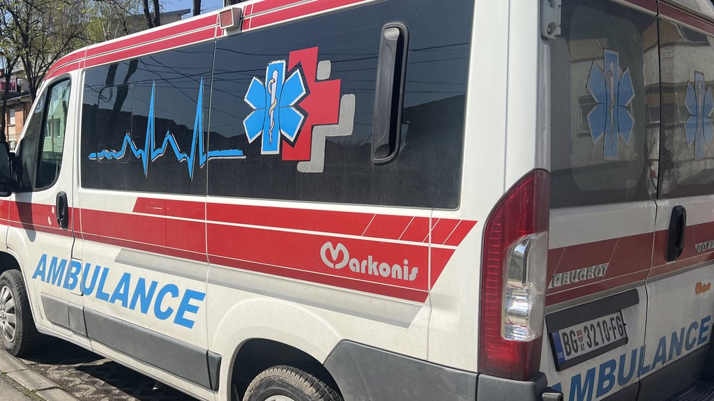 Saobraćajna nesreća na auto-putu kod Dobanovaca, teško povređen muškarac