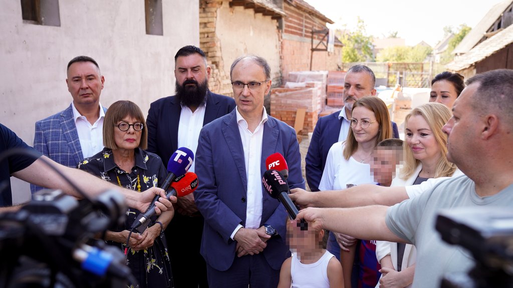 Vlada Srbije organizovala posetu izbegličkoj porodici Vasiljević u Kukujevcima – poseta izbegličkoj porodici