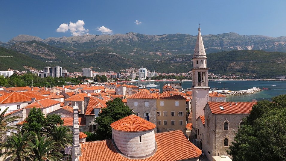 Budva privlači veliki broj turista usred sezone, trenutno oko 45.000 gostiju (VIDEO) – turisti u Budvi