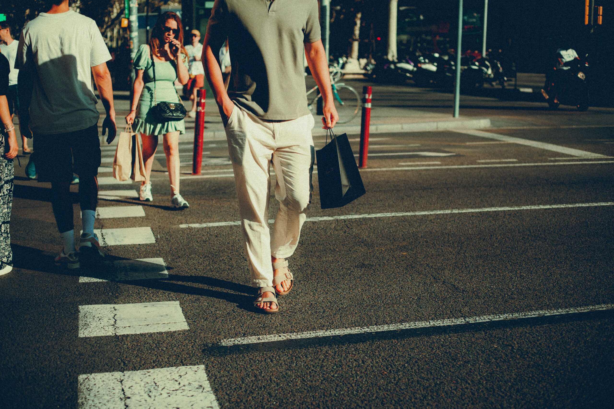 Lagane lanene pantalone u čokoladno braon nijansi iz nove kolekcije – pantalone od lana moda