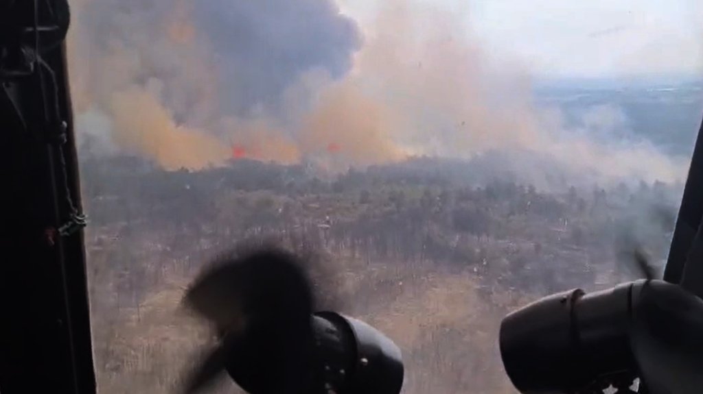 Helikopter Vojske Srbije gasi požar u Deliblatskoj peščari: Borba sa vatrenom stihijom traje