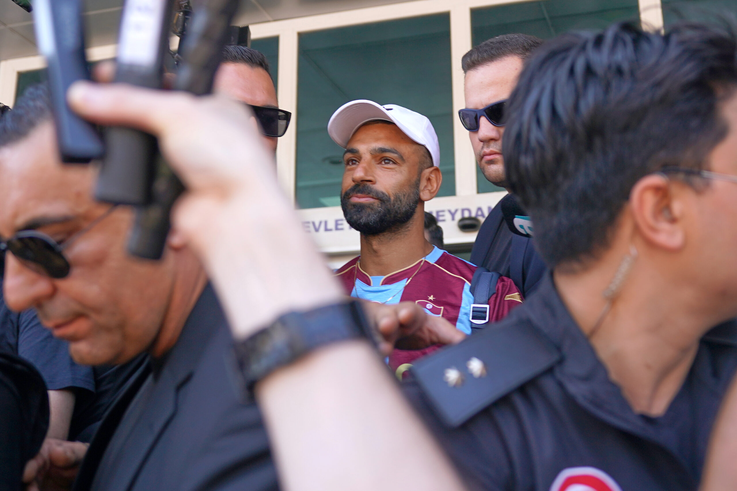 Salah dočekan uz spektakl: Više od 40.000 navijača slavilo dolazak u Trabzonspor