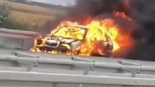 Vozilo izgorelo na auto-putu ka Nišu: Plamen zahvatio i travu pored puta – požar na auto-putu ka Nišu