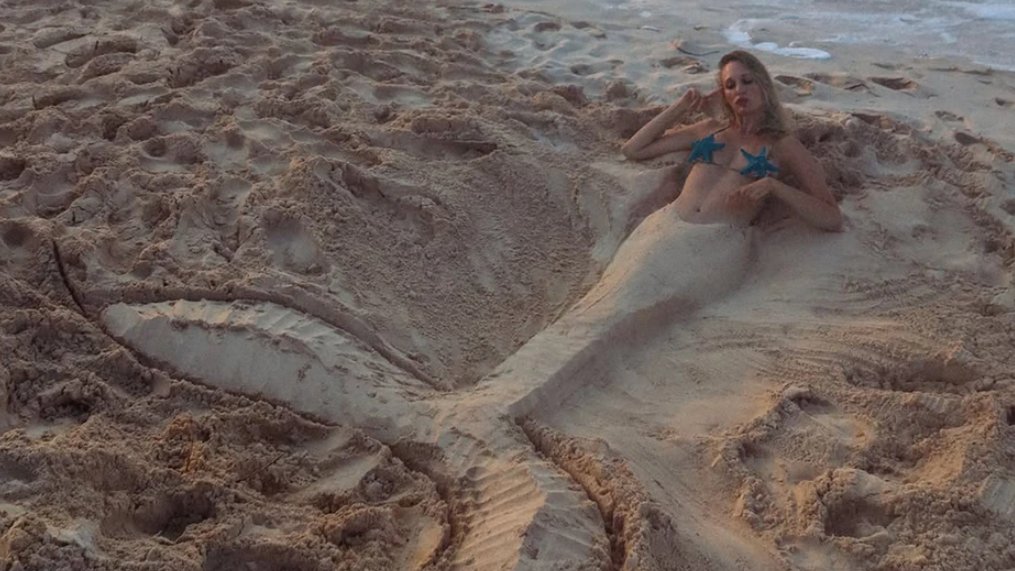 Anika Božić objavila fotografije sa plaže: Grudi prekrila zvezdicama i pozirala kao sirena
