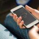 Da li je bezbedno koristiti telefon dok se puni: Šta kažu stručnjaci i šta zaista šteti bateriji – korišćenje telefona dok se puni