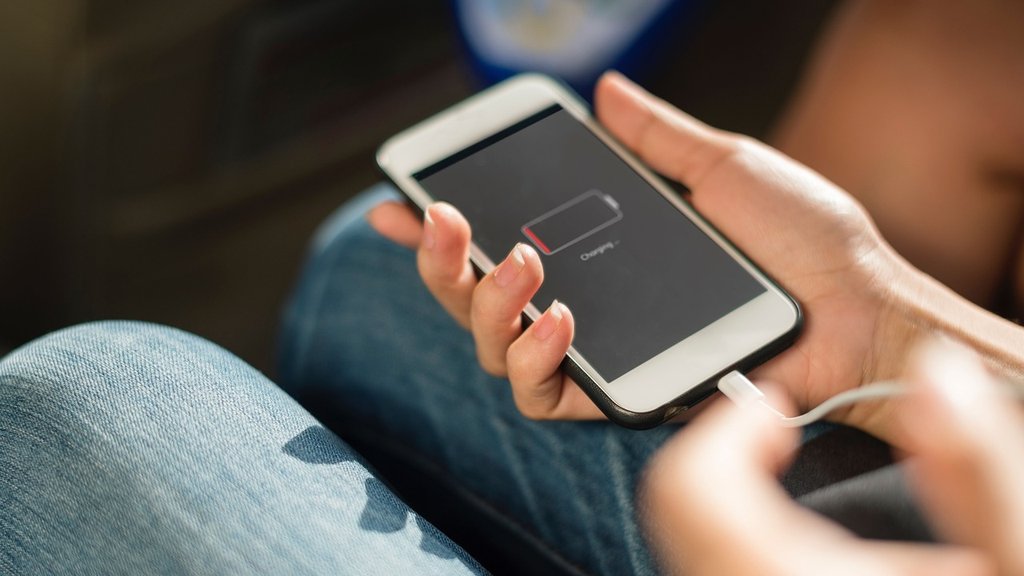 Da li je bezbedno koristiti telefon dok se puni: Šta kažu stručnjaci i šta zaista šteti bateriji – korišćenje telefona dok se puni