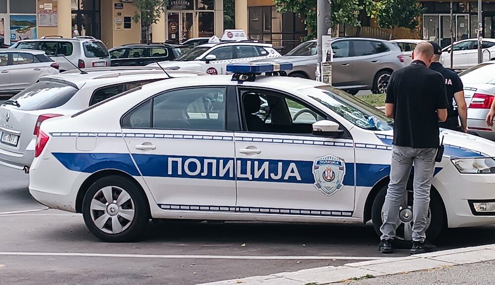 Detonacija tokom noći u Rakovici: Krater na ulici, policija traga za počiniocem – napad u Beogradu