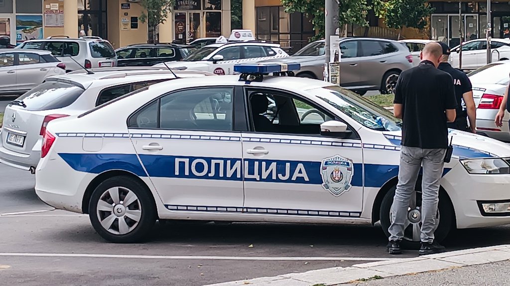 Detonacija tokom noći u Rakovici: Krater na ulici, policija traga za počiniocem – napad u Beogradu
