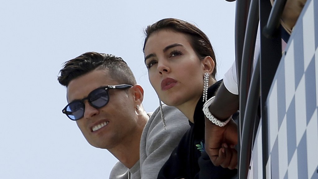 Kristijano Ronaldo i Georgina iznenadili fanove ispred katedrale u Funšalu – venčanje u katedrali