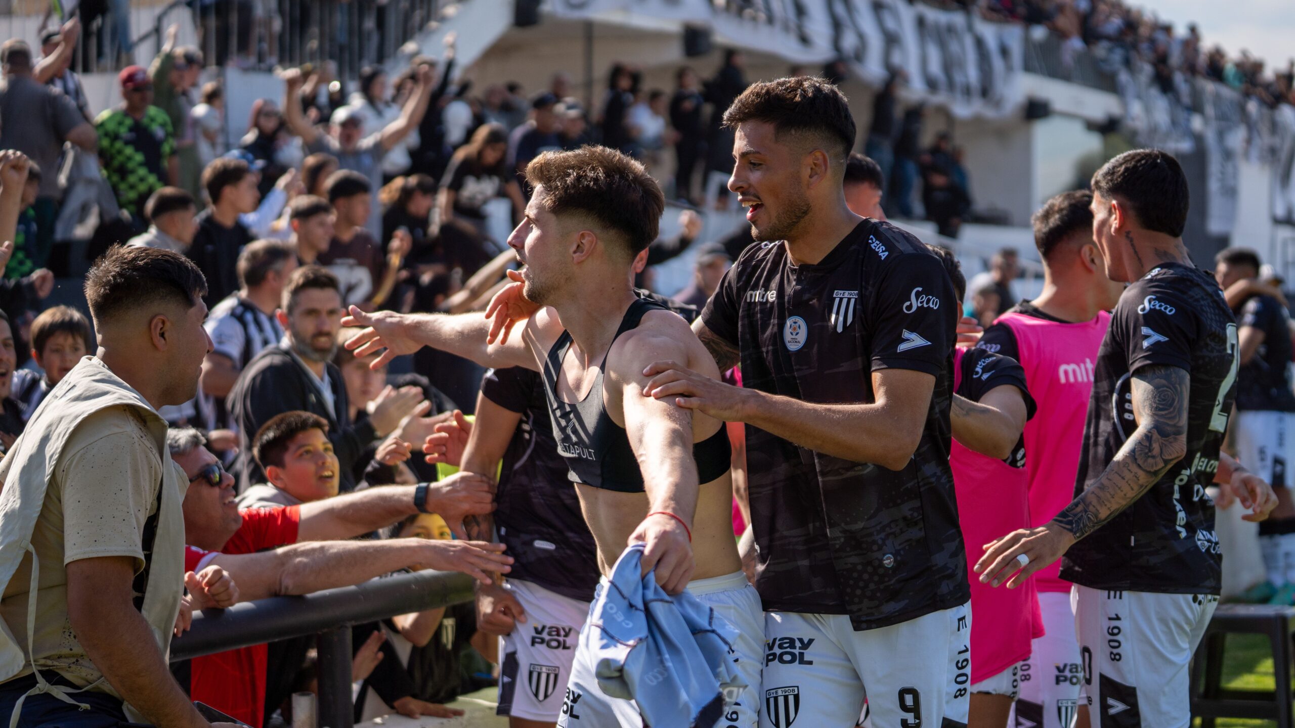 Masovna tuča navijača Deportiva i Đenove uoči prijateljske utakmice u Italiji: Snimci kruže društvenim mrežama – napad navijača u Đenovi