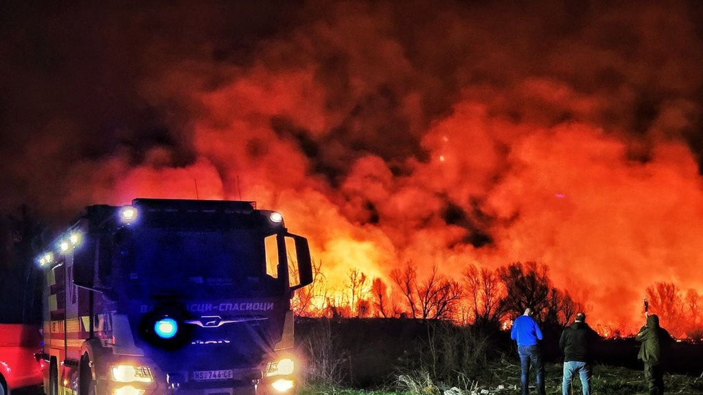 Požar kod Sremske Mitrovice pod kontrolom: Vazduh loš zbog PM10 čestica