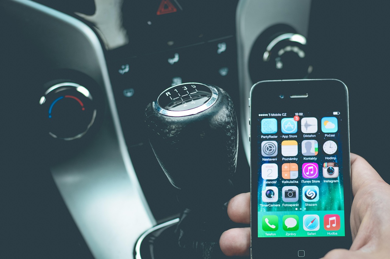 Razlike između wired i wireless CarPlay rešenja: Šta izabrati za svoje vozilo