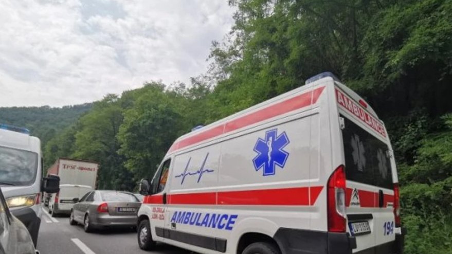 Težak udes kod Jasenovika: Vozilo sletelo sa puta, saobraćaj obustavljen