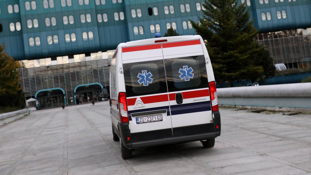 Drvo palo na turiste u Crikvenici, povređena deca i odrasli prebačeni u bolnicu – drvo na turiste u Crikvenici