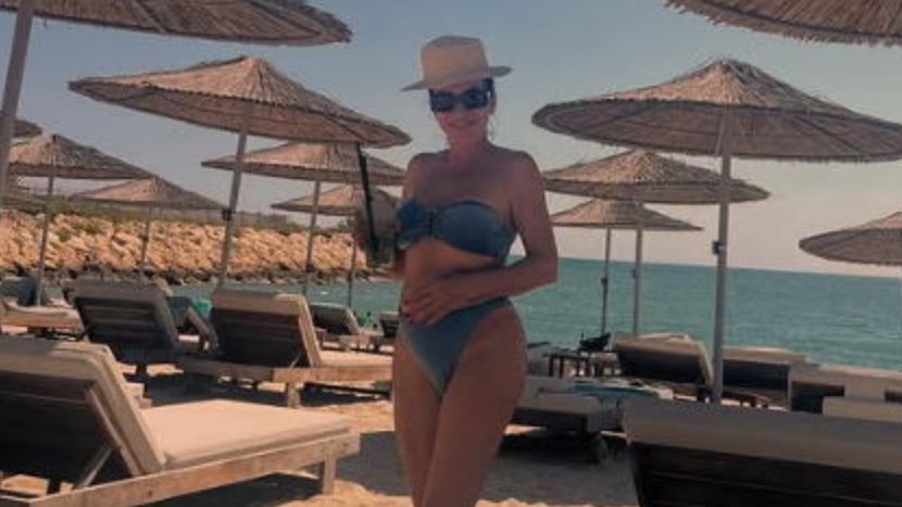Goca Božinovska na letovanju pokazala figuru u kupaćem, fanovi komentarišu njen mladalački izgled – Goca Božinovska u bikiniju