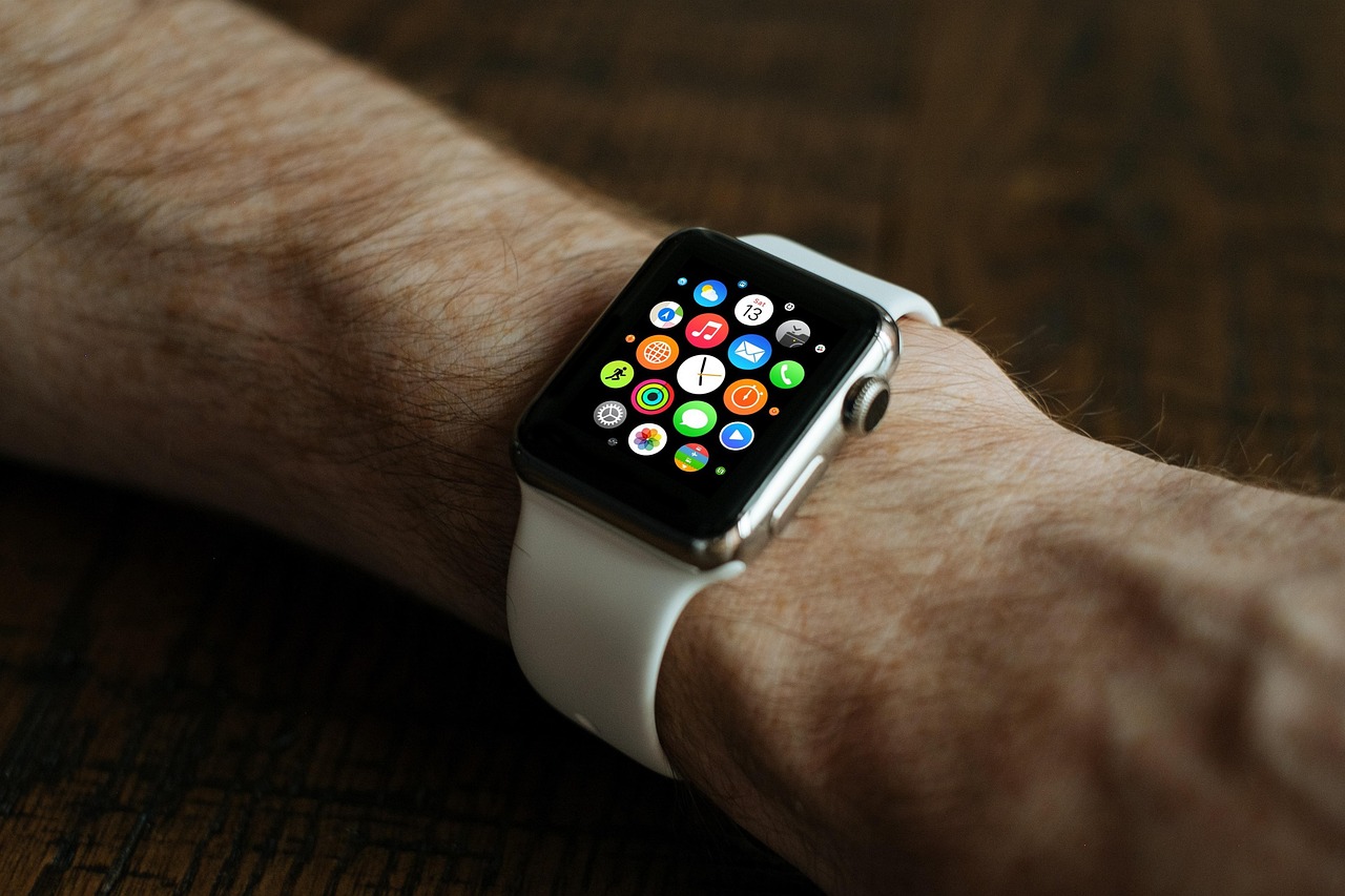 Apple razmatra veće i manje ekrane za buduće Apple Watch modele, moguć i model bez displeja – Apple Watch bez ekrana