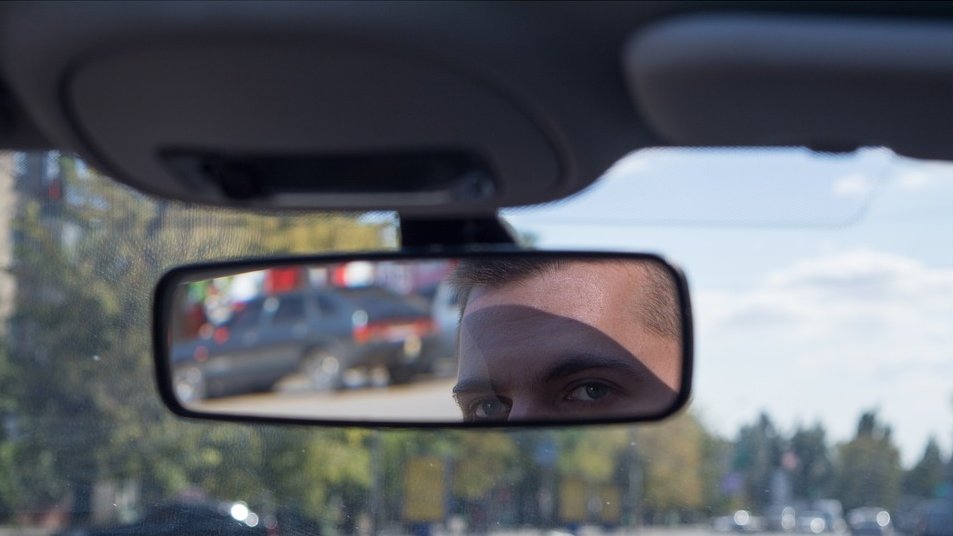 Da li je greh držati krst na retrovizoru automobila: Mišljenje sveštenika i bezbednosni aspekti