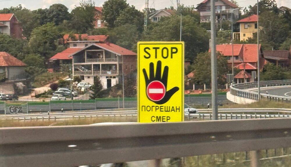 Motociklista vozio suprotnim smerom kod Novog Sada: Brza reakcija sprečila sudar – motociklista kontra smer Novi Sad