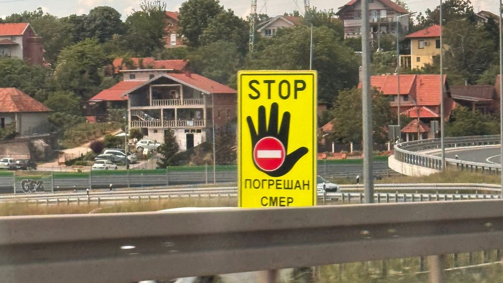Motociklista vozio suprotnim smerom kod Novog Sada: Brza reakcija sprečila sudar – motociklista kontra smer Novi Sad