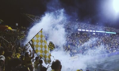 Navijači Hajduka izazvali skandal u Splitu: Torcida sa provokativnim transparentom i pokličima protiv Srba – Hajduk Split Torcida transparent