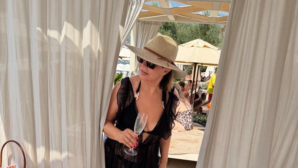 Neda Ukraden uživa na plaži u Boki i pokazuje prirodnu eleganciju