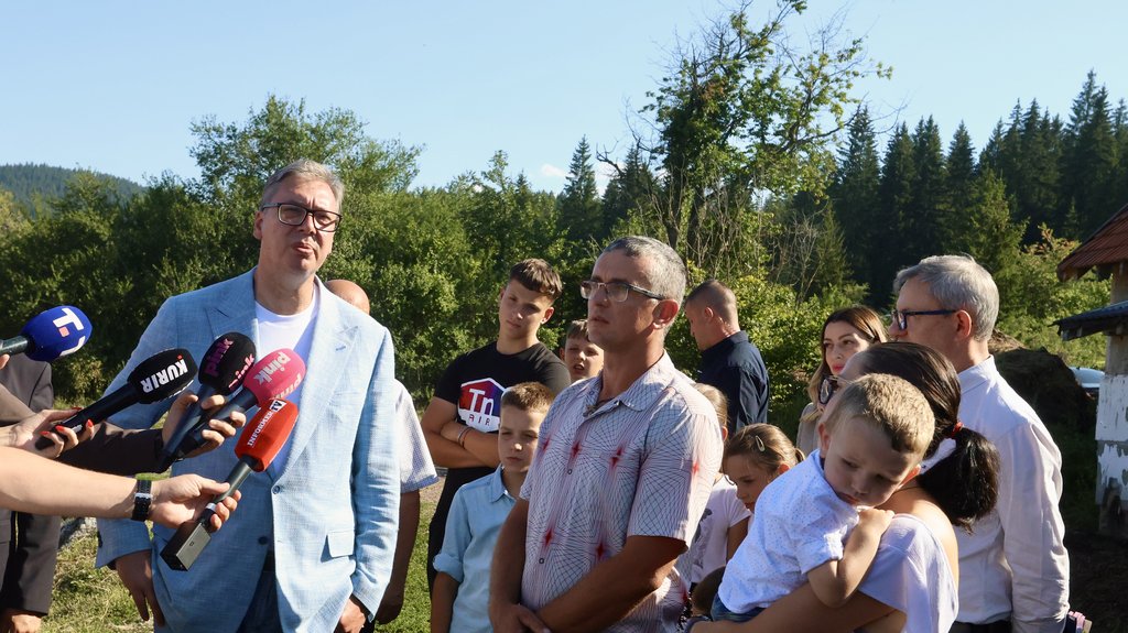 Predsednik Srbije posetio Radijeviće, građani izrazili podršku Vučiću – poseta Vučića Radijevićima