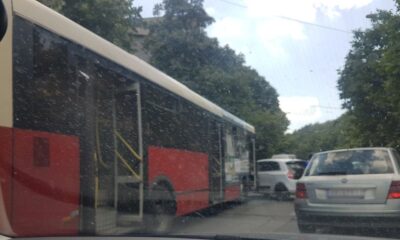 Sudar autobusa u Rakovici: Delovi vozila na putu, srećom bez povređenih