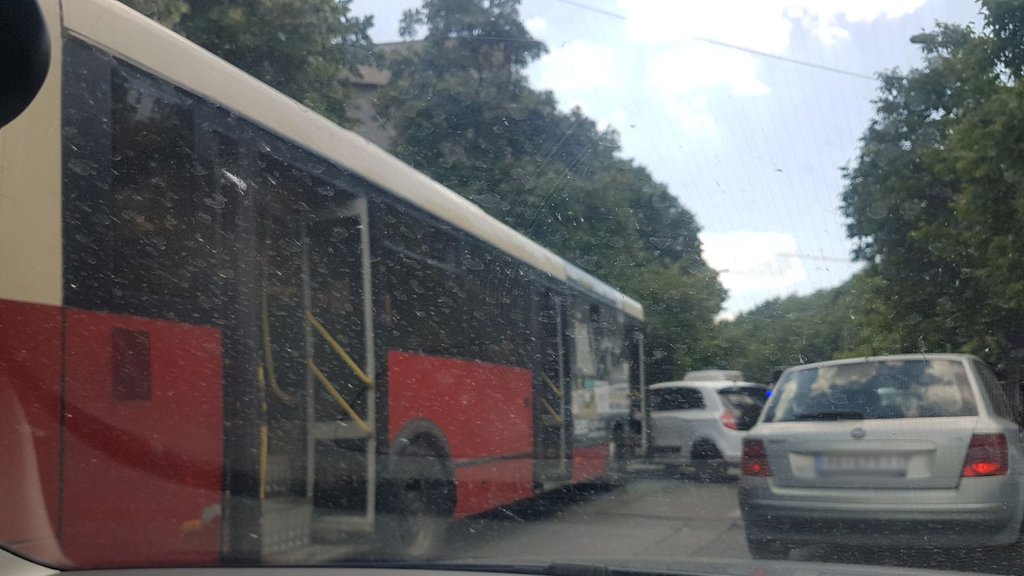 Sudar autobusa u Rakovici: Delovi vozila na putu, srećom bez povređenih