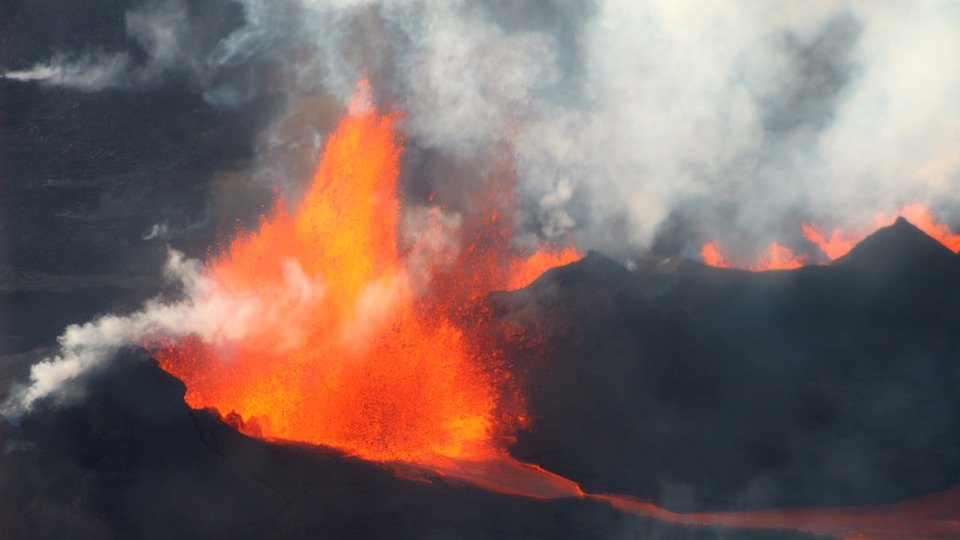 Erupcija Etne paralisala Siciliju, zatvoreni aerodromi i otkazano 190 letova