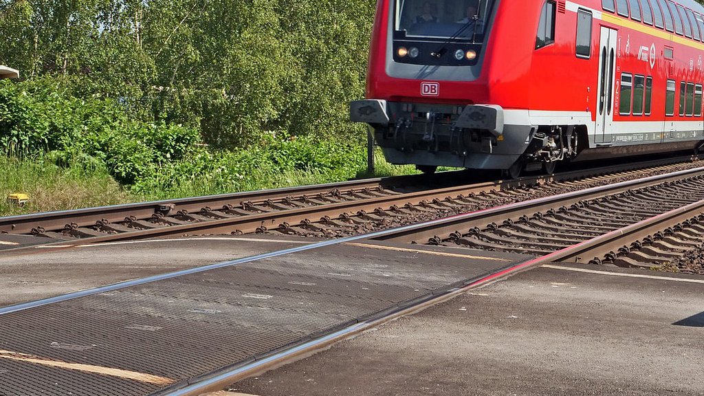 Nesavesno ponašanje na železničkom prelazu u Železniku ugrožava živote