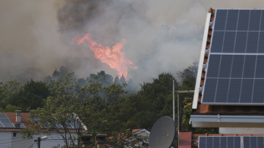 Požar iznad Herceg Novog ostavio naselja bez struje i vode