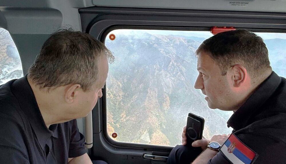Požari na planini Stolovi i kod Bujanovca: Dačić iz helikoptera pratio akciju gašenja