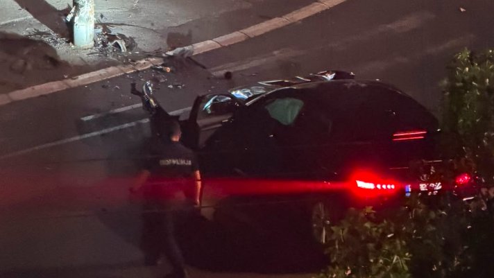Saobraćajna nesreća na Savskom vencu: Automobil udario u banderu, povređena dvojica