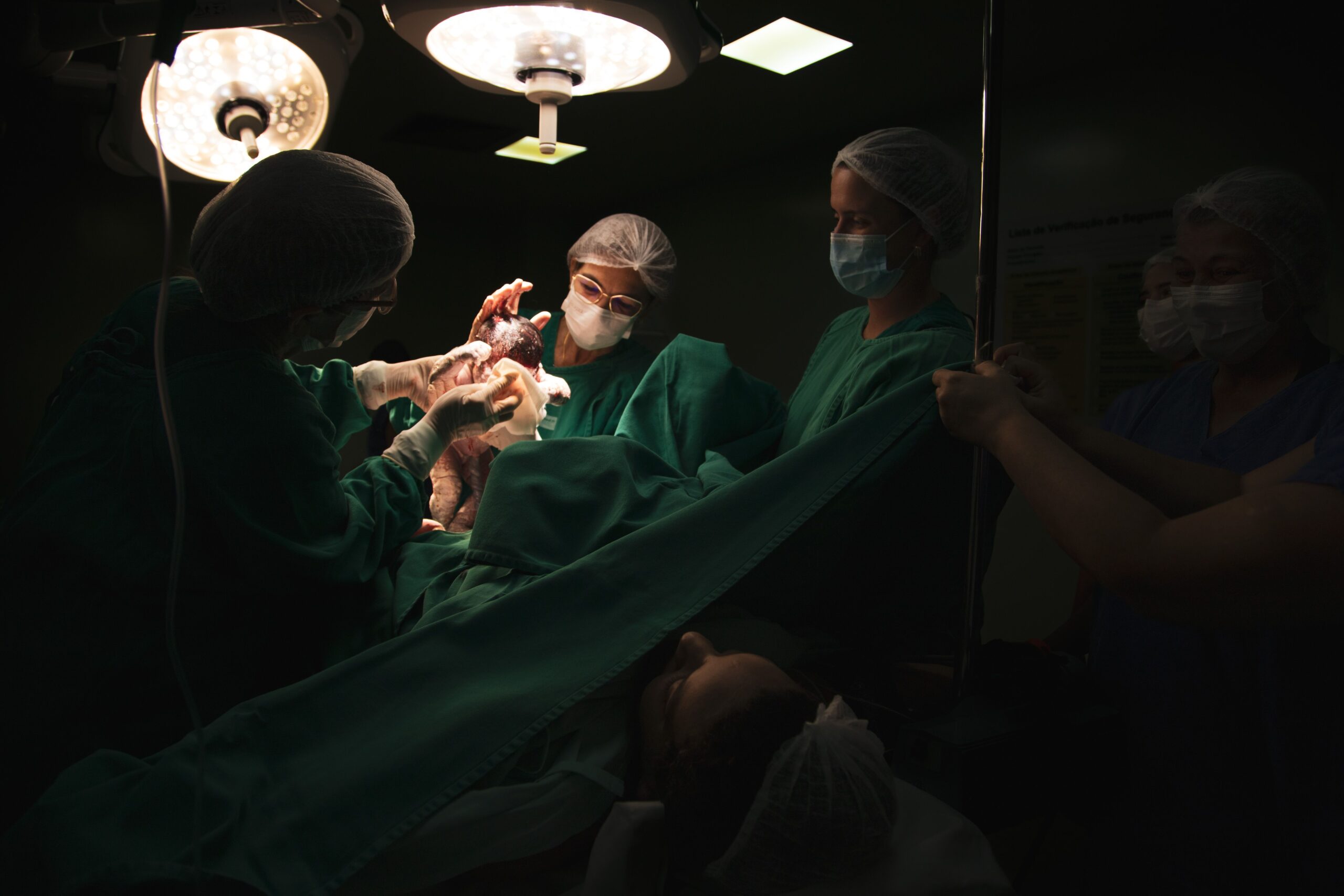 Sud u Teksasu naredio lečenje bebe sa srčanim defektom uprkos zahtevu roditelja za abortus – sudski slučaj surogat majka