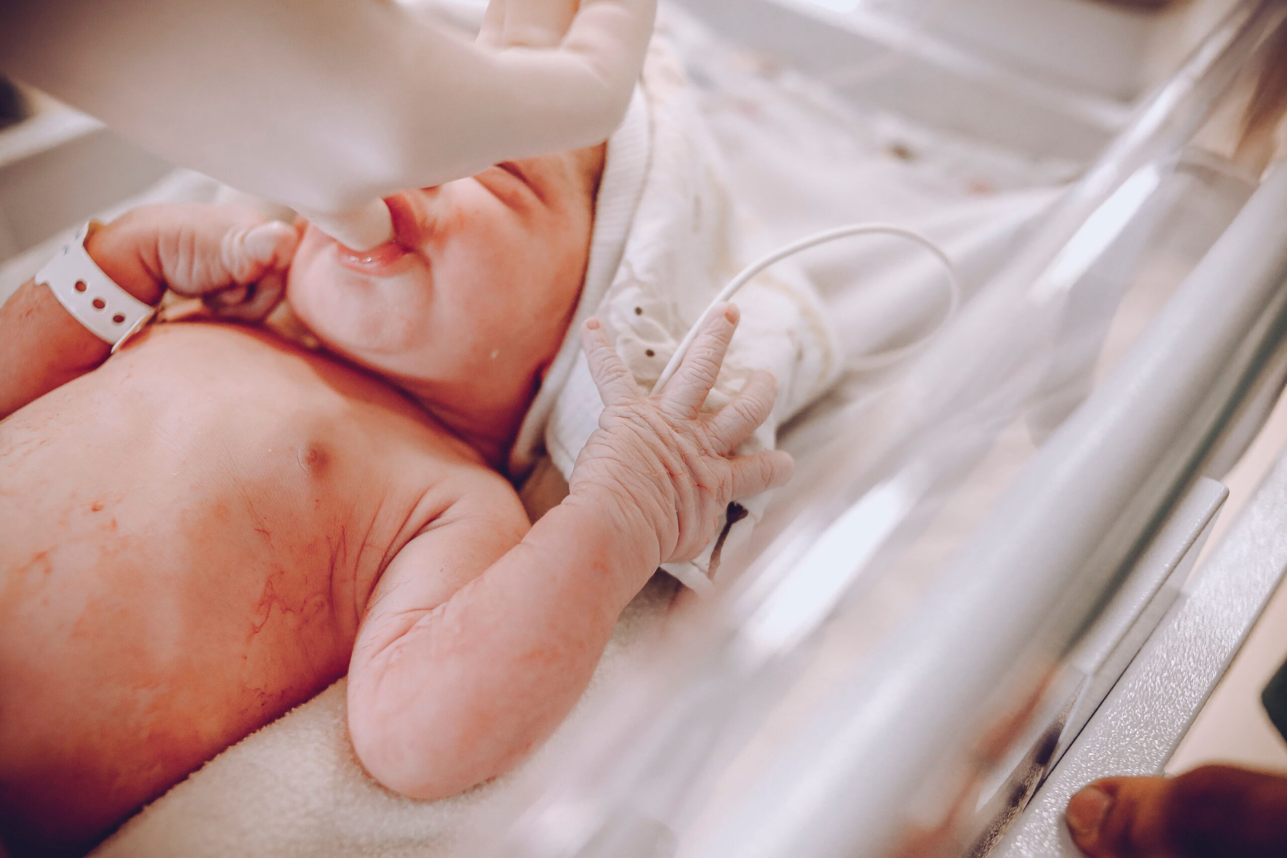 Bebe iz surogat spora predata roditeljima, dobija medicinsku negu – beba dobija medicinsku negu