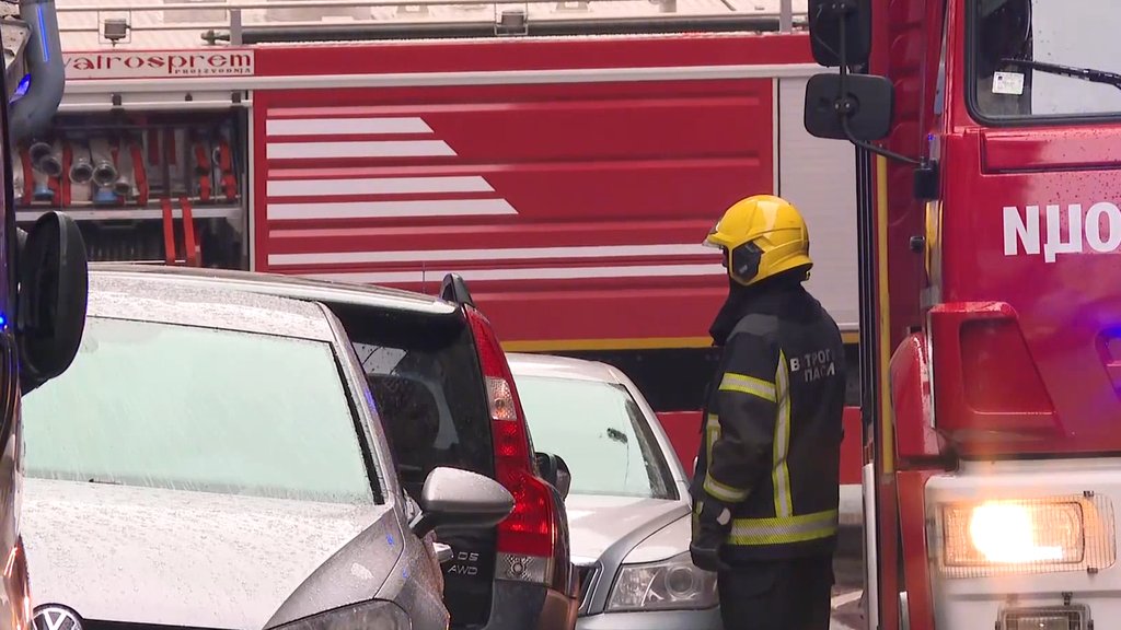 Crni dim iznad Novog naselja: Požar zahvatio napuštenu baraku u Novom Sadu – požar u Novom Sadu