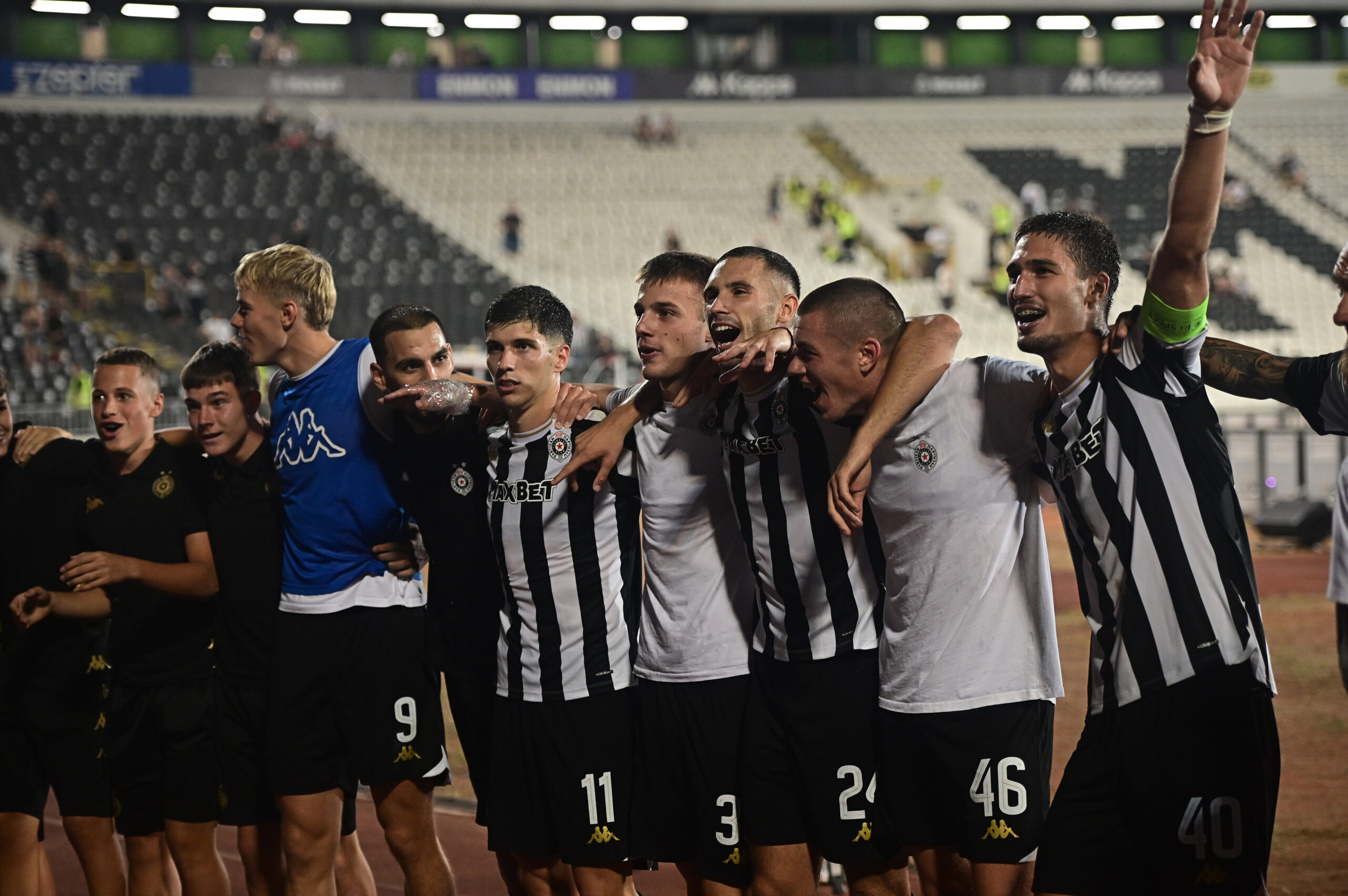 Neobične scene pred duel Tobol – Partizan: Teren u Kazahstanu ručno markiran neposredno pre meča – Partizan Tobol Liga konferencija