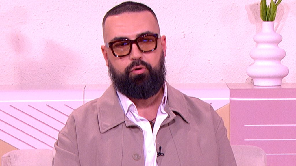GODINAMA BEZ MAJČINOG GLASA: Emotivni susret Saše Kapora sa majkom u studiju rasplakao pevača (FOTO)