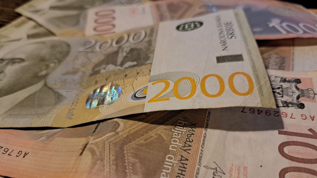 Isplata pomoći roditeljima osnovaca u Nišu: Kada novac stiže na račune i ko ima pravo na dodatak
