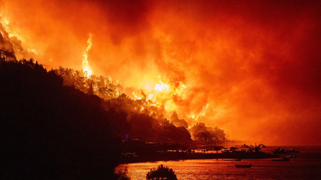 Požar na Dugom otoku zahvatio više od 100 metara rastinja, vatrogasci na terenu