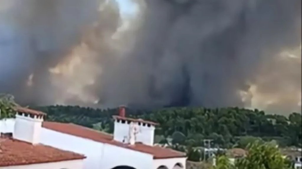 Požar na Halkidikiju zahvatio Siviri i Skala Furku, stanovnici evakuisani čamcima